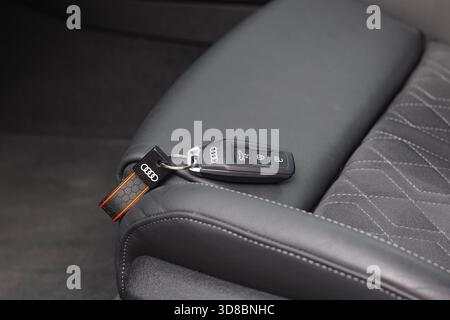 Slovénie, Ljubljana - 6 octobre 2025 : clés Audi A5 placées sur un élégant siège en cuir noir de concession à l'intérieur du véhicule. Banque D'Images