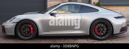 Slovénie, Ljubljana - 5 novembre 2025 : Porsche 911 Carrera GTS stationnée dans une allée élégante Banque D'Images