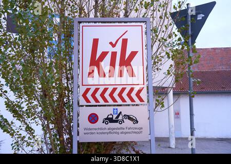 Interdiction de stationnement devant Kik les marchandises sont livrées à Magdeburg, Saxe-Anhalt, Allemagne Banque D'Images