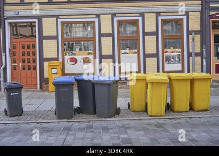 Les poubelles de tri des déchets sont prêtes pour la collecte publique des déchets tôt le matin sur Breite Strasse Wernigerode dans le bâtiment protégé par le patrimoine Brei Banque D'Images
