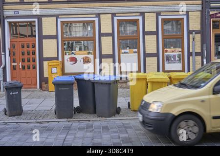 Les poubelles de tri des déchets sont prêtes pour la collecte publique des déchets tôt le matin sur Breite Strasse Wernigerode dans le bâtiment protégé par le patrimoine Brei Banque D'Images