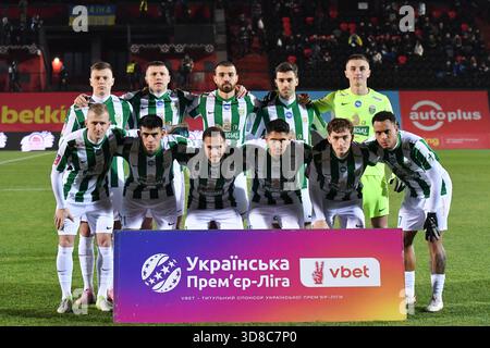 Rivne, Ukraine 29 novembre 2025. Les joueurs de Karpaty Lviv posent pour une photo avant le match de premier League ukrainienne entre le NK Veres Rivne et le FC Karpaty Lviv Banque D'Images