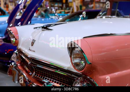21 Aptil 2024 Endee, Nouveau-Mexique US Vintage Historic 1956 car ses couleurs vibrantes lors d'un salon de l'auto rempli de passionnés de véhicules classiques. Banque D'Images