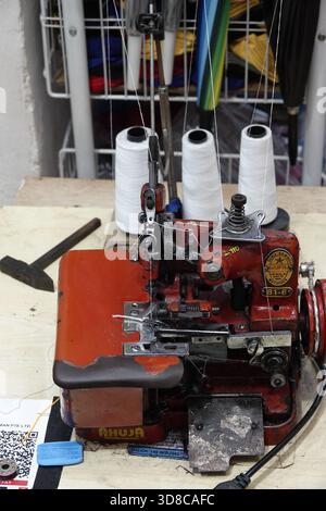 Little India, Singapour, 9 septembre 2025 machine à coudre est inactive dans un atelier de réparation de vêtements sur la route de Serangoon, à Little India, Singapour Banque D'Images