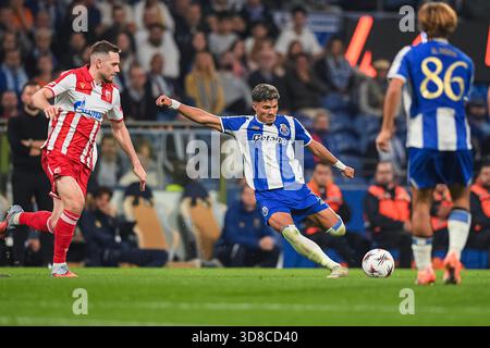 Porto, Portugal - 2 octobre : William Gomes du FC Porto (C) tente un coup de pied lors du match de l'UEFA Europa League 2025/26 League phase MD2 entre le FC Porto et le FK Crvena Zvezda à l'Estadio do Dragao le 2 octobre 2025 à Porto, Portugal. (Photo de JustPictures) Banque D'Images