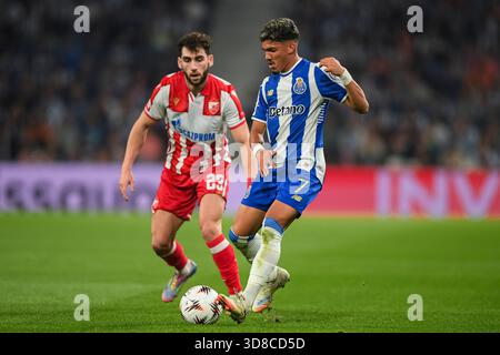 Porto, Portugal - 2 octobre : Nair Tiknizyan du FK Crvena Zvezda (G) chasse William Gomes du FC Porto (d) lors du match de phase MD2 de l'UEFA Europa League 2025/26 entre le FC Porto et le FK Crvena Zvezda à l'Estadio do Dragao le 2 octobre 2025 à Porto, Portugal. (Photo de JustPictures) Banque D'Images
