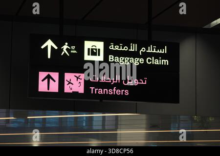 Qatar doha 21 février 2025. Panneau de retrait des bagages et de transfert à l'aéroport Banque D'Images