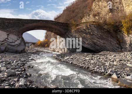 Vieux pont d'Ulu du 19ème siècle à Gakh. Azerbaïdjan. Banque D'Images