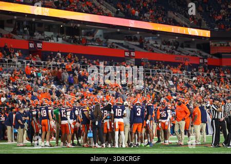 Syracuse, New York, États-Unis. 29 novembre 2025. Les joueurs de Syracuse Orange se blottissent dans le quatrième quart-temps dans un match contre Boston College. L'université de Syracuse Orange a accueilli les Boston College Eagles dans un match de football NCAA au JMA Wireless Dome de Syracuse, New York. (Jonathan Tenca/CSM). Crédit : csm/Alamy Live News Banque D'Images