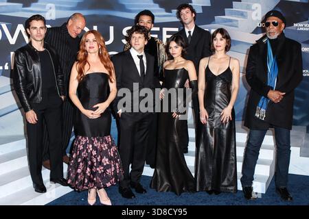 MANHATTAN, NEW YORK, NEW YORK, États-Unis - 10 NOVEMBRE : L'acteur et cinéaste américain Dave Franco, l'acteur et dramaturge américain Woody Harrelson, l'actrice australienne Isla Fisher, l'acteur, scénariste et dramaturge américain Jesse Eisenberg, l'acteur américain Justice Smith, l'actrice américaine Ariana Greenblatt, l'acteur américain Dominic Sessa, l'actrice américaine Lizzy Caplan et l'acteur, producteur et narrateur américain Morgan Freeman arrivent à la première à New York de Lionsgate's 'Now You See me : Now You Don't' s'est tenu au phare de Chelsea Piers le 10 novembre 2025 à Manhattan, New York City, New Y Banque D'Images