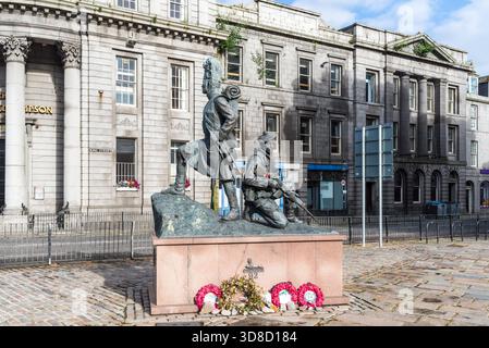Aberdeen, Écosse, Royaume-Uni - 8 juillet 2024 : la statue commémorative des Gordon Highlanders à Castle Street, Aberdeen, Aberdeenshire, Écosse, Royaume-Uni. Banque D'Images