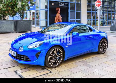 Français Renault Alpine A110 voiture de sport conduite à travers la ville - Tours, Indre-et-Loire (37), France. Banque D'Images