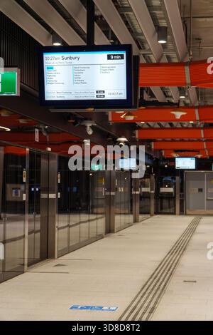 Melbourne, Victoria, Australie. 30 novembre 2025. - Une plate-forme vierge de la station Anzac le jour de l'ouverture du tunnel de métro, avec un affichage numérique annonçant Banque D'Images