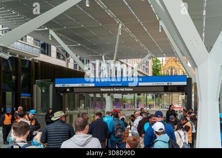Melbourne, Victoria, Australie. 30 novembre 2025. - Des foules de gens se rassemblent à l'entrée de la station Modern Town Hall de Melbourne, célébrant le métro T. Banque D'Images