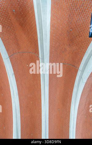 Melbourne, Victoria, Australie. 30 novembre 2025. - Une vue abstraite du plafond voûté en briques en terre cuite et des nervures en béton à l'intérieur du métro Arden Banque D'Images