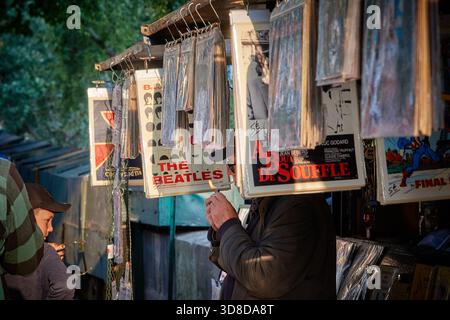 Paris, France - juin 2025 : les visiteurs parcourent des livres et des affiches vintage aux Bouquinistes de Paris, situés sur les rives pittoresques de la Seine. Le Banque D'Images