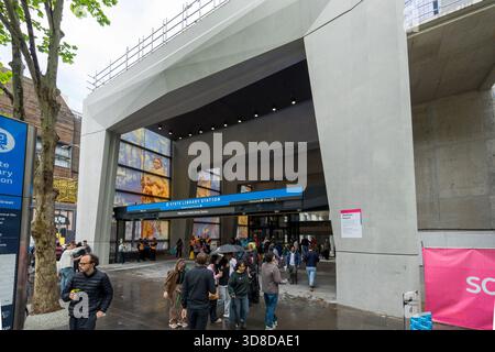 Melbourne, Victoria, Australie. 30 novembre 2025. - Les piétons naviguent à l'entrée animée de State Library Station à Melbourne sur le tunnel de métro ouvert Banque D'Images