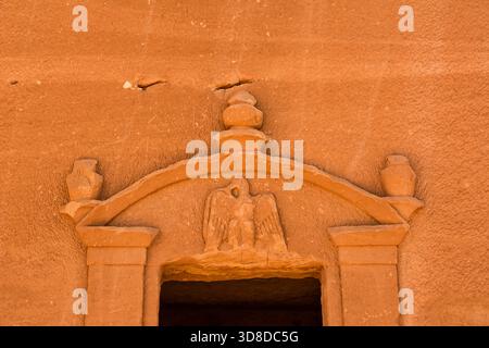 Détail du fronton sculpté à l'entrée d'une tombe nabatéenne sur le site de Hegra en Arabie Saoudite Banque D'Images