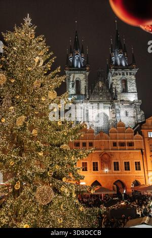 Arbre de Noël sur la place historique de la ville Banque D'Images