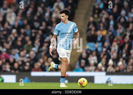 Manchester, Royaume-Uni. 29 novembre 2025. Nico O'Reilly de Manchester City rompt avec le ballon lors du match de premier League Manchester City vs Leeds United au stade Etihad, Manchester, Royaume-Uni, 29 novembre 2025 (photo par Mark Cosgrove/News images) *** GER AUT sui OUT *** à Manchester, Royaume-Uni le 29/11/2025. (Photo de Mark Cosgrove/News images/SIPA USA) crédit : SIPA USA/Alamy Live News Banque D'Images