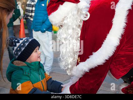 Petit garçon rencontre le Père Noël au Festival d'hiver, Helensburgh, Écosse Banque D'Images