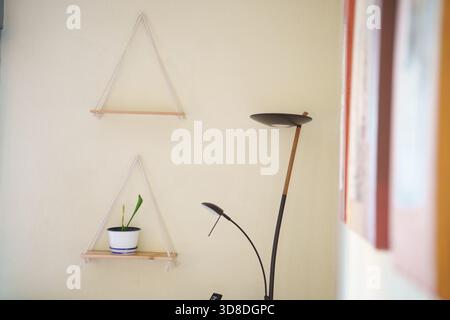 Coin lecture relaxant décoratif, espace lecture serein avec verdure luxuriante et éclairage tamisé Banque D'Images