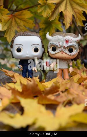 Funko Pop figurines de Michael Myers du film d'horreur Halloween et Grabber du Black Phone. Feuilles d'automne sur planches de bois. Banque D'Images