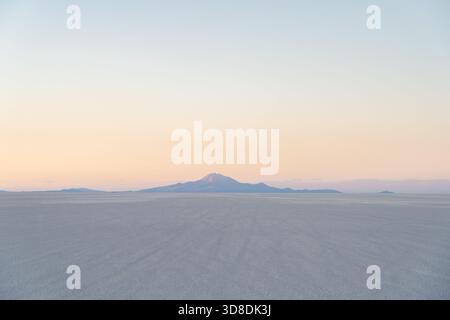 Coucher de soleil minimaliste sur le vaste Salar de Uyuni blanc, Bolivie Banque D'Images