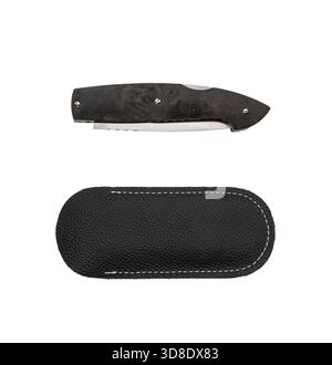 Couteau pliant fermé avec manche en bois de ronce et gaine en cuir noir sur fond blanc. Banque D'Images