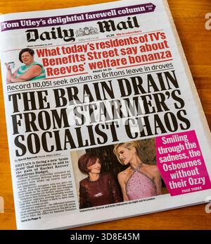 28 novembre 2025. Le titre de la première page du Daily mail lit la fuite des cerveaux du Chaos socialiste de Starmer. Banque D'Images
