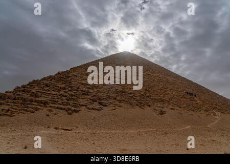 Pyramide rouge de Snéferu, Dahchour, Égypte. Banque D'Images