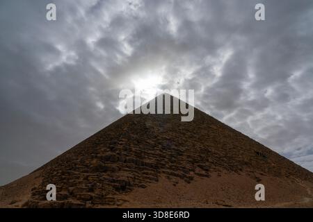 Pyramide rouge de Snéferu, Dahchour, Égypte. Banque D'Images