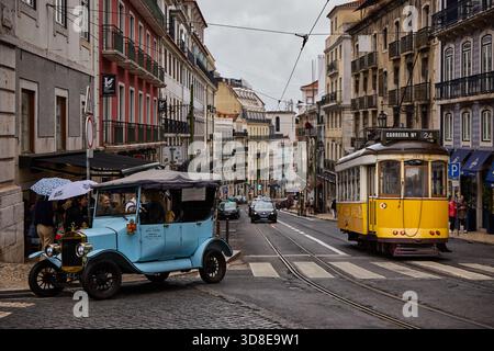 Portugal capitale Lisbonne, R. da Misericórdia ligne de tramway 24 Banque D'Images