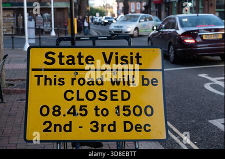 Windsor, Royaume-Uni. 30 novembre 2025. Les préparatifs sont en cours dans la ville royale de Windsor & Eton pour la visite d’État du président allemand Frank-Walter Steinmeier mercredi. La police de la vallée de la Tamise a confirmé que les contrôles de l'espace aérien seraient en place les 3 et 4 décembre au-dessus de Windsor, ainsi que des parties de l'est du Berkshire, du Sud Buckinghamshire et du nord du Surrey. Crédit : Maureen McLean/Alamy Live News Banque D'Images