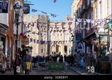 Windsor, Royaume-Uni. 30 novembre 2025. Les préparatifs sont en cours dans la ville royale de Windsor & Eton pour la visite d’État du président allemand Frank-Walter Steinmeier mercredi. La police de la vallée de la Tamise a confirmé que les contrôles de l'espace aérien seraient en place les 3 et 4 décembre au-dessus de Windsor, ainsi que des parties de l'est du Berkshire, du Sud Buckinghamshire et du nord du Surrey. Crédit : Maureen McLean/Alamy Live News Banque D'Images