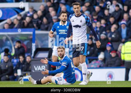 Govan, Écosse. 30 novembre 2025. Nicolas Raskin du Rangers FC regarde l'arbitre après le défi qui le laisse assis sur l'herbe lors de la William Hill SPFL premier Division, Rangers FC vs Falkirk FC crédit : Colin Poultney/Alamy Live News Banque D'Images