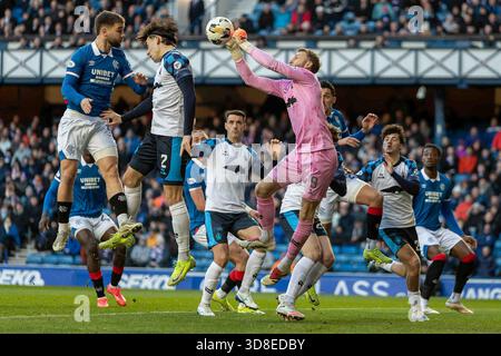 Govan, Écosse. 30 novembre 2025. Scott bain du Falkirk FC sort de sa ligne et punit la balle loin du but lors du William Hill SPFL premier Division Rangers vs Falkirk Credit : Colin Poultney/Alamy Live News Banque D'Images
