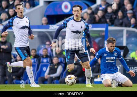 Govan, Écosse. 30 novembre 2025. Nicolas Raskin du Rangers FC tombe à genoux suite au défi de Keelan Adams du Falkirk FC lors de la William Hill SPFL premier Division, Rangers FC vs Falkirk FC crédit : Colin Poultney/Alamy Live News Banque D'Images