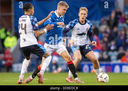 Govan, Écosse. 30 novembre 2025. Oliver Antman du Rangers FC échappe à un défi de Ethan Williams du Falkirk FC lors de la William Hill SPFL premier Division, Rangers FC vs Falkirk FC crédit : Colin Poultney/Alamy Live News Banque D'Images