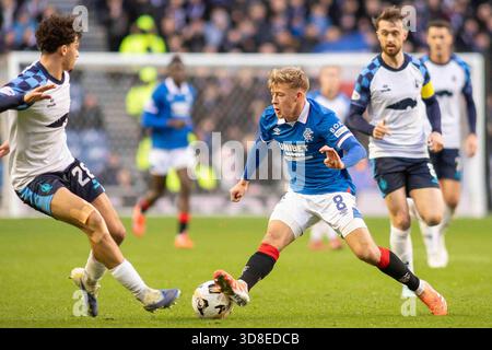 Govan, Écosse. 30 novembre 2025. Connor Barron du Rangers FC s'étire pour atteindre le ballon devant Filip Lissah du Falkirk FC lors de la William Hill SPFL premier Division, Rangers FC vs Falkirk FC crédit : Colin Poultney/Alamy Live News Banque D'Images