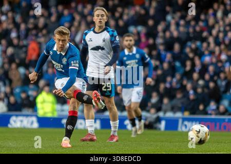 Govan, Écosse. 30 novembre 2025.Connor Barron du Rangers FC obtient un coup de feu lors de la William Hill SPFL premier Division, Rangers FC vs Falkirk FC crédit : Colin Poultney/Alamy Live News Banque D'Images