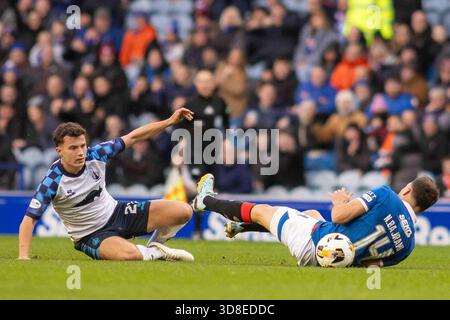 Govan, Écosse. 30 novembre 2025. Nedim Bajrami des Rangers FC se fait renverser par Dylan Tait du Falkirk FC alors qu'il se précipite vers le but lors de la William Hill SPFL premier Division, Rangers FC vs Falkirk FC crédit : Colin Poultney/Alamy Live News Banque D'Images