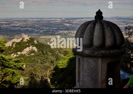 Portugal ville Sintra , Palais National de Pena vue sur le château mauresque Banque D'Images