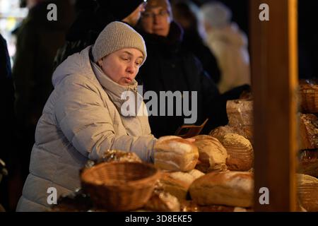 Varsovie, Pologne. 28 novembre 2025. Les visiteurs sont vus au premier 'Jarmark' à Varsovie, en Pologne, le 28 novembre 2025. Le marché de Noël de style populaire généralement vu en Allemagne et en Autriche est maintenant venu en Pologne offrant aux visiteurs une sélection internationale d'aliments et de produits de Noël traditionnels et artisanaux. Au cœur de la ville, à côté de l'emblématique Palais de la culture et des Sciences, vous trouverez 150 stands et un certain nombre d'attractions de foire. (Photo de Jaap Arriens/Sipa USA) crédit : Sipa USA/Alamy Live News Banque D'Images