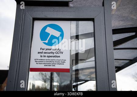 Panneau d'avertissement CCTV sur un quai de chemin de fer informant les passagers que la surveillance est en service pour des raisons de sûreté et de sécurité. Banque D'Images