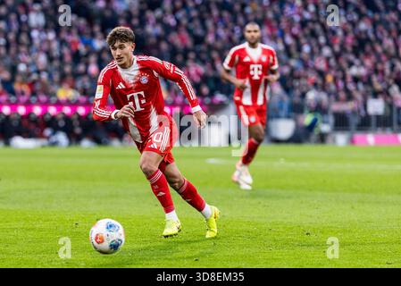 MUENCHEN, ALLEMAGNE - NOVEMBRE 29 : Tom Bischof (FC Bayern Muenchen, 20) avec le ballon lors du match de Bundesliga entre FC Bayern Muenchen vs FC fait Pauli à Allianz Arena le jour 12 du 1. Bundesliga le 29 novembre 2025 à Muenchen, Allemagne. LES RÈGLEMENTS DU LDF INTERDISENT TOUTE UTILISATION DE PHOTOGRAPHIES COMME SÉQUENCES D'IMAGES ET/OU QUASI-VIDÉO. Banque D'Images