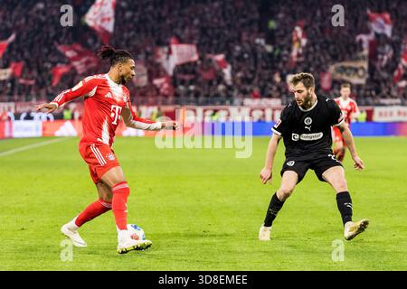 MUENCHEN, ALLEMAGNE - NOVEMBRE 29 : Michael Olise (FC Bayern Muenchen, 17 ans) contrôle le ballon contre Lars Ritzka (FC préparés Pauli, 21 ans) lors du match de Bundesliga entre FC Bayern Muenchen vs FC fait Pauli à Allianz Arena le jour 12 du 1. Bundesliga le 29 novembre 2025 à Muenchen, Allemagne. LES RÈGLEMENTS DU LDF INTERDISENT TOUTE UTILISATION DE PHOTOGRAPHIES COMME SÉQUENCES D'IMAGES ET/OU QUASI-VIDÉO. Banque D'Images