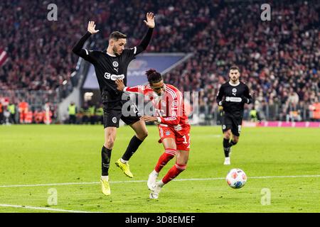 MUENCHEN, ALLEMAGNE - NOVEMBRE 29 : Michael Olise (FC Bayern Muenchen, 17 ans) contrôle le ballon contre Mathias Pereira Lage (FC préparés Pauli, 28 ans) lors du match de Bundesliga entre FC Bayern Muenchen et FC se réunit Pauli à Allianz Arena le 12e jour du 1. Bundesliga le 29 novembre 2025 à Muenchen, Allemagne. LES RÈGLEMENTS DU LDF INTERDISENT TOUTE UTILISATION DE PHOTOGRAPHIES COMME SÉQUENCES D'IMAGES ET/OU QUASI-VIDÉO. Banque D'Images