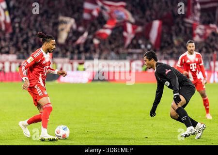 MUENCHEN, ALLEMAGNE - NOVEMBRE 29 : Michael Olise (FC Bayern Muenchen, 17 ans) contrôle le ballon contre Joel Chima Fujita (FC préparés Pauli, 16 ans) lors du match de Bundesliga entre FC Bayern Muenchen vs FC fait Pauli à Allianz Arena le jour 12 du 1. Bundesliga le 29 novembre 2025 à Muenchen, Allemagne. LES RÈGLEMENTS DU LDF INTERDISENT TOUTE UTILISATION DE PHOTOGRAPHIES COMME SÉQUENCES D'IMAGES ET/OU QUASI-VIDÉO. Banque D'Images
