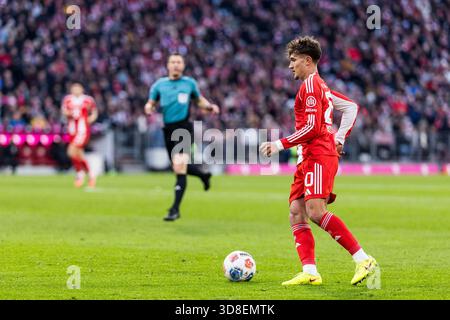 MUENCHEN, ALLEMAGNE - NOVEMBRE 29 : Tom Bischof (FC Bayern Muenchen, 20) avec le ballon lors du match de Bundesliga entre FC Bayern Muenchen vs FC fait Pauli à Allianz Arena le jour 12 du 1. Bundesliga le 29 novembre 2025 à Muenchen, Allemagne. LES RÈGLEMENTS DU LDF INTERDISENT TOUTE UTILISATION DE PHOTOGRAPHIES COMME SÉQUENCES D'IMAGES ET/OU QUASI-VIDÉO. Banque D'Images